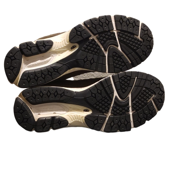 New Balance 2002R Size 10.5W/9M Sneakers - Picture 4 of 8